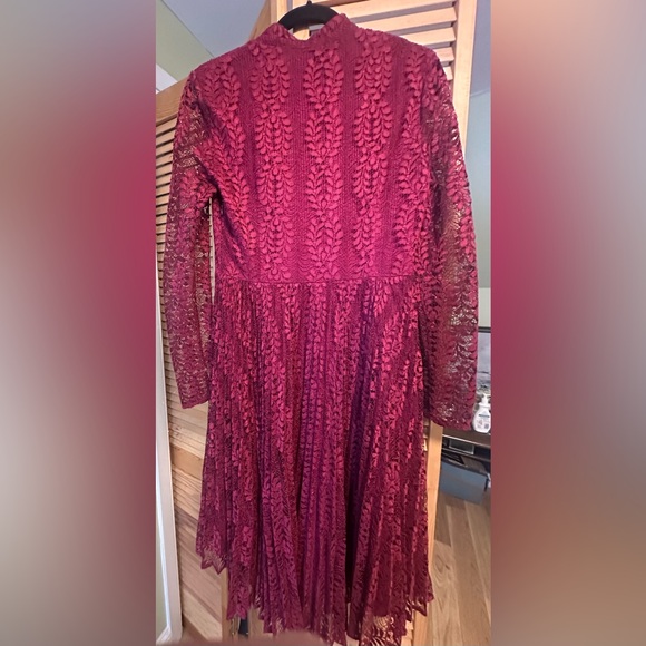 Chic Long Sleeve Lace Dress in Burgundy - Picture 4 of 4